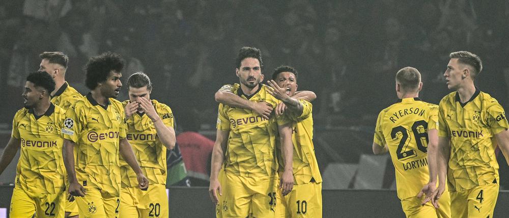 Dortmunder Torjubel nach dem Treffer von Mats Hummels in Paris.
