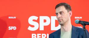 Jana Bertels (l.-r.), frühere Co-Vorsitzende der Berliner SPD-Frauen, Kian Niroomand, SPD-Landesvize in Berlin, Nicola Böcker-Giannini (SPD), frühere Staatssekretärin, und Martin Hikel (SPD), Neuköllns Bezirksbürgermeister.