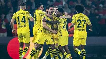 Der BVB feiert den 1:0-Siegtreffer von Mats Hummels in Paris.