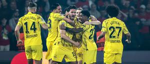 Der BVB feiert den 1:0-Siegtreffer von Mats Hummels in Paris.