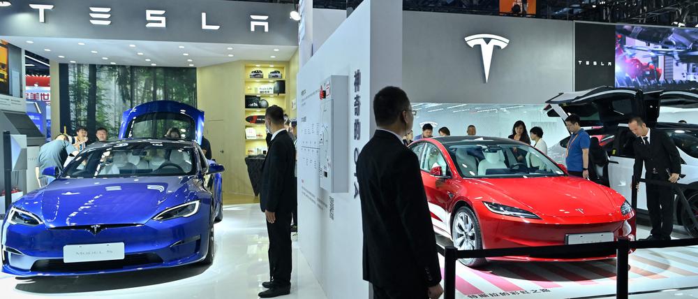 Besucher eines Tesla-Standes auf der China International Fair for Trade in Services (CIFTIS) in Peking.