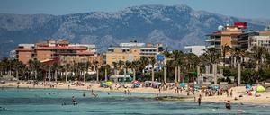 GER, Themenfoto, Urlaub auf Mallorca, Tourismus in Zeiten der Corona-Pandemie, Sommerurlaub, Touristen unter der Sonne, Strand El Arenal/Mallorca. 21.06.2020, Foto: EIBNER/Dimitri Drofitsch
Malle0805