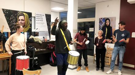 Die Samba-Perkussiongruppe „Tampores Verdes“ unter Leitung von Dadà trifft sich jeden Dienstag im Interkulturellen Haus in Schöneberg oder bei schönem Wetter auf dem Tempelhofer Feld.