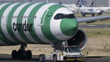 Eine Passagiermaschine der Condor am Flughafen Frankfurt.