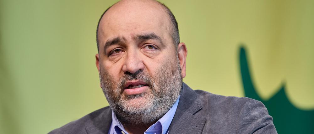 Omid Nouripour (Bündnis 90/Die Grünen), Bundesvorsitzender, spricht während der Landesmitgliederversammlung der Grünen Hamburg auf der Bühne (Archivbild).