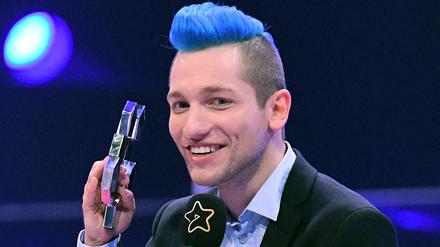 ARCHIV - 01.06.2017, Nordrhein-Westfalen, Düsseldorf: Youtuber Rezo, Produzent von Webvideos, hält bei der Verleihung des 7. Webvideopreises den Preis in der Kategorie "Music" in der Hand. Sein Video mit harter Kritik an der CDU machte den Youtuber Rezo vor der Europawahl berühmt, jetzt nimmt er sich die Medien vor. Als Gast auf dem Youtube-Kanal «Space Frogs» zog er über Journalisten her, über die er sich geärgert hat. Foto: Henning Kaiser/dpa +++ dpa-Bildfunk +++