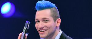 ARCHIV - 01.06.2017, Nordrhein-Westfalen, Düsseldorf: Youtuber Rezo, Produzent von Webvideos, hält bei der Verleihung des 7. Webvideopreises den Preis in der Kategorie "Music" in der Hand. Sein Video mit harter Kritik an der CDU machte den Youtuber Rezo vor der Europawahl berühmt, jetzt nimmt er sich die Medien vor. Als Gast auf dem Youtube-Kanal «Space Frogs» zog er über Journalisten her, über die er sich geärgert hat. Foto: Henning Kaiser/dpa +++ dpa-Bildfunk +++
