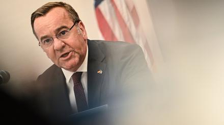 Boris Pistorius (SPD), Bundesminister der Verteidigung, spricht zu Vertretern der Organisation des American Jewish Committee (AJC). Der Minister trifft bei seiner Militärpolitischen Reise Amtskollegen, Diplomaten und Offiziere.