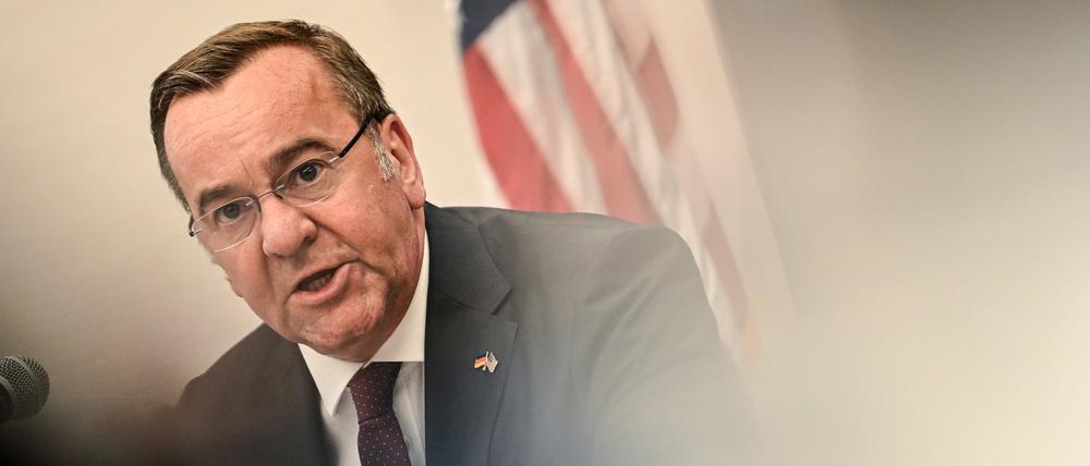 Boris Pistorius (SPD), Bundesminister der Verteidigung, spricht zu Vertretern der Organisation des American Jewish Committee (AJC). Der Minister trifft bei seiner Militärpolitischen Reise Amtskollegen, Diplomaten und Offiziere.