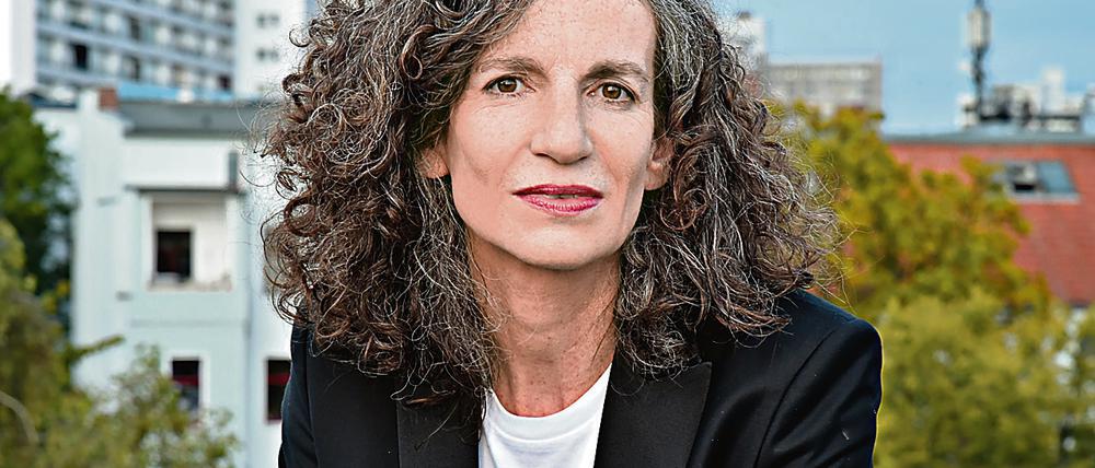 Annemie Vanackere, Intendantin des Theater Hebbel am Ufer, auf dem Dach des Theaters in Berlin-Kreuzberg.
 