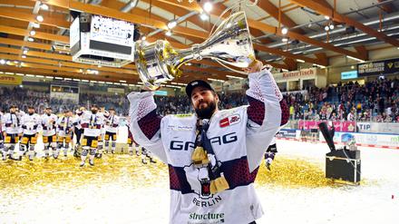 Der Meistertorwart bleibt. Jake Hildebrand jubelt nach dem 2:0-Sieg und dem Gewinn der deutschen Eishockey-Meisterschaft mit dem Pokal. 