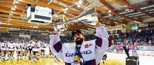 Der Meistertorwart bleibt. Jake Hildebrand jubelt nach dem 2:0-Sieg und dem Gewinn der deutschen Eishockey-Meisterschaft mit dem Pokal.