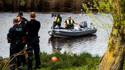 Ein Sonarboot der Polizei fährt während der Suche nach Arian am 29. April auf der Oste. 
