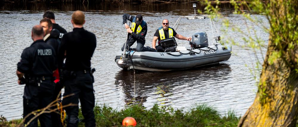 Ein Sonarboot der Polizei fährt während der Suche nach Arian am 29. April auf der Oste.
