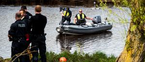 Ein Sonarboot der Polizei fährt während der Suche nach Arian am 29. April auf der Oste.