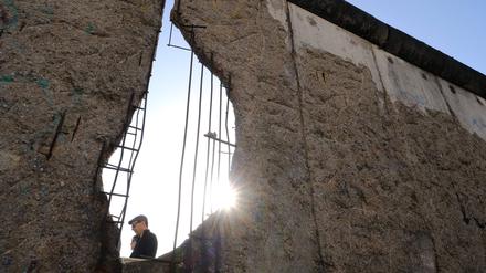 Überreste der Berliner Mauer stehen unter anderem an der Niederkirchnerstraße in Berlin-Mitte.
