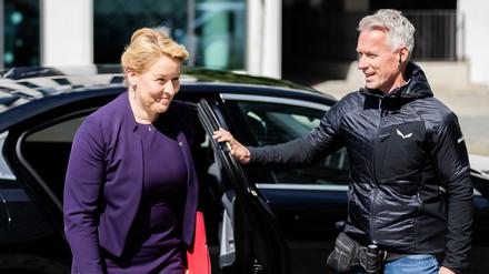 Franziska Giffey (SPD), Berliner Senatorin für Wirtschaft, Energie und Betriebe, kommt mit Personenschutz zur Vorstellung einer Solarkampagne.