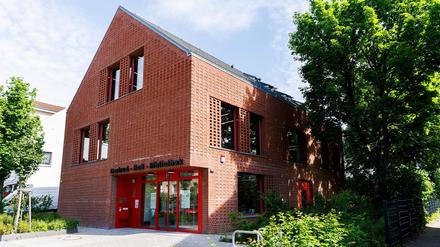 Die Gertrud-Haß-Bibliothek in Rudow wurde architektonisch an den dörflichen Stil angepasst.