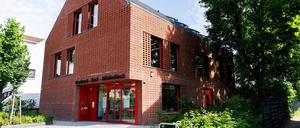 Die Gertrud-Haß-Bibliothek in Rudow wurde architektonisch an den dörflichen Stil angepasst. 