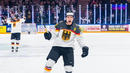 Das nächste Endspiel ist noch weit weg. Dominik Kahun of Germany (Mitte) nach einem Tor im WM-Finale 2023. 