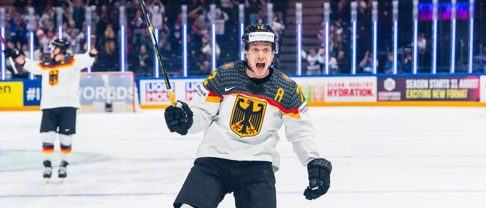 Das nächste Endspiel ist noch weit weg. Dominik Kahun of Germany (Mitte) nach einem Tor im WM-Finale 2023.