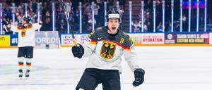 Das nächste Endspiel ist noch weit weg. Dominik Kahun of Germany (Mitte) nach einem Tor im WM-Finale 2023. 