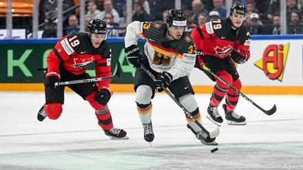 Dynamisch. John-Jason Peterka (Mitte) im WM-Finale 2023 gegen Kanada, bei dem er auch das 1:0 erzielte.