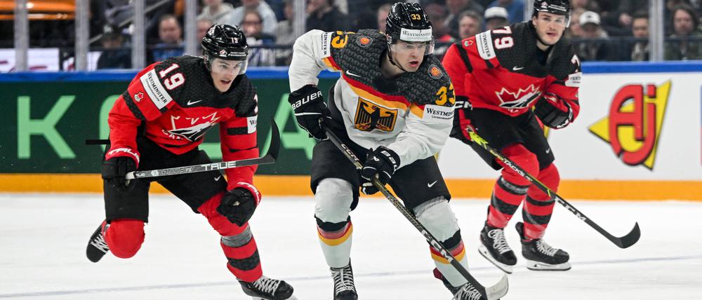 Dynamisch. John-Jason Peterka (Mitte) im WM-Finale 2023 gegen Kanada, bei dem er auch das 1:0 erzielte.