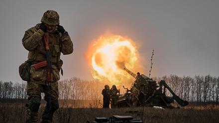 Ukrainische Soldaten feuern eine Pion (M-1975)  Kanonenhaubitze auf russische Stellungen. 