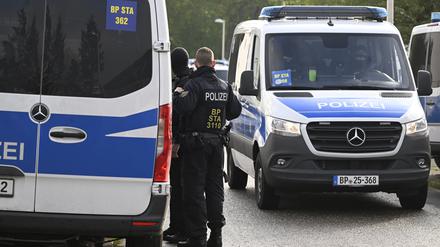 Polizisten durchsuchen Wohnungen und Häuser im Rahmen einer Razzia gegen Schleuserkriminalität. 