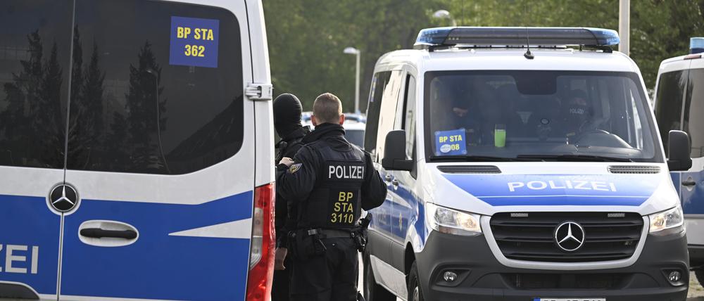 Polizisten durchsuchen Wohnungen und Häuser im Rahmen einer Razzia gegen Schleuserkriminalität.