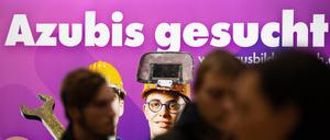 ARCHIV - 19.01.2024, Sachsen, Dresden: Besucher stehen auf der Jobmesse «KarriereStart» vor dem Schriftzug «Azubis gesucht». (zu dpa: «Freiburg investiert 24 Millionen Euro in Wohnheim für Auszubildende») Foto: Sebastian Kahnert/dpa +++ dpa-Bildfunk +++