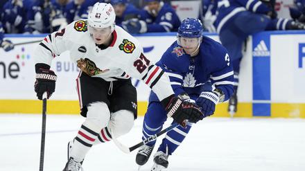 Verstärkung für das DEB-Team: Der linke Flügel der Chicago Blackhawks, Lukas Reichel, am Puck.
