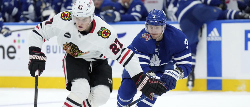 Verstärkung für das DEB-Team: Der linke Flügel der Chicago Blackhawks, Lukas Reichel, am Puck.