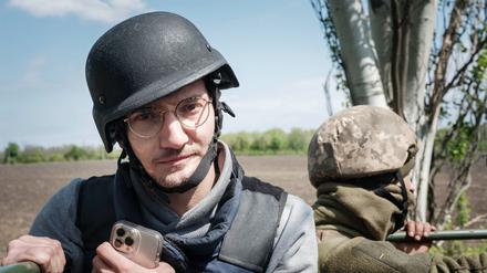 Der AFP-Bildjournalist Arman Soldin wird während eines AFP-Einsatzes im Donbass am 30. April 2022 auf einem ukrainischen Militärlastwagen abgebildet. 
