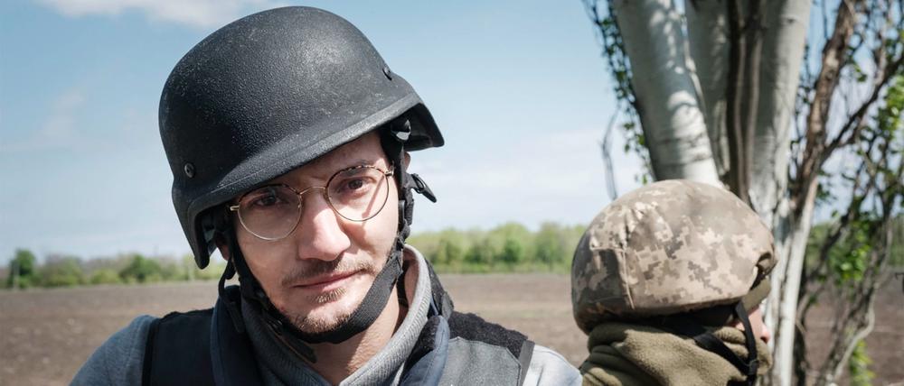 Der AFP-Bildjournalist Arman Soldin wird während eines AFP-Einsatzes im Donbass am 30. April 2022 auf einem ukrainischen Militärlastwagen abgebildet. 