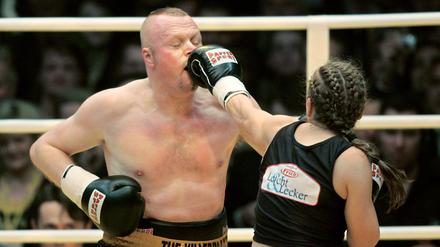 Auch beim Revanchekampf 2007 gab es für Stefan Raab von Regina Halmich ordentlich was auf die Nase. Aber nicht so dolle wie 2001: Da brach die Boxweltmeisterin dem Entertainer die Nase. Am 14. September geht es in die dritte Runde..