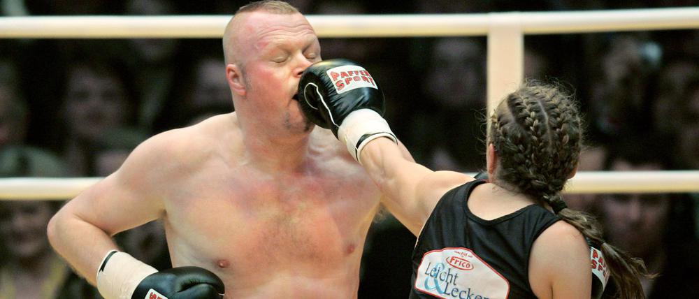 Auch beim Revanchekampf 2007 gab es für Stefan Raab von Regina Halmich ordentlich was auf die Nase. Aber nicht so dolle wie 2001: Da brach die Boxweltmeisterin dem Entertainer die Nase. Am 14. September geht es in die dritte Runde..