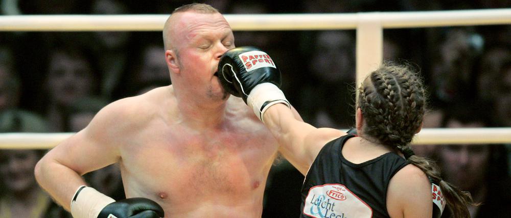 Stefan Raab (l.) boxt gegen Ex-Profi Regina Halmich Mitte September und RTL überträgt das Event live. 