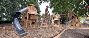 Potsdam, 11.10.2023 / Lokales /
Spielplatz Westkurve, Wiedereröffnung, Wiedereroeffnung, Kinder,
Foto: Ottmar Winter PNN



ACHTUNG: 
Foto ist ausschließlich für redaktionelle Berichterstattung der PNN und des TGSP! Eine kommerzielle Nutzung, z.B. Werbung, ist ausgeschlossen. Die Weitergabe an nicht autorisierte Dritte, insbesondere eine weitergehende Vermarktung über Bilddatenbanken, ist unzulässig.
