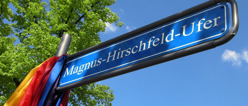 Das Magnus-Hirschfeld-Ufer an der Spree ist ein Gedenkort in Berlin.