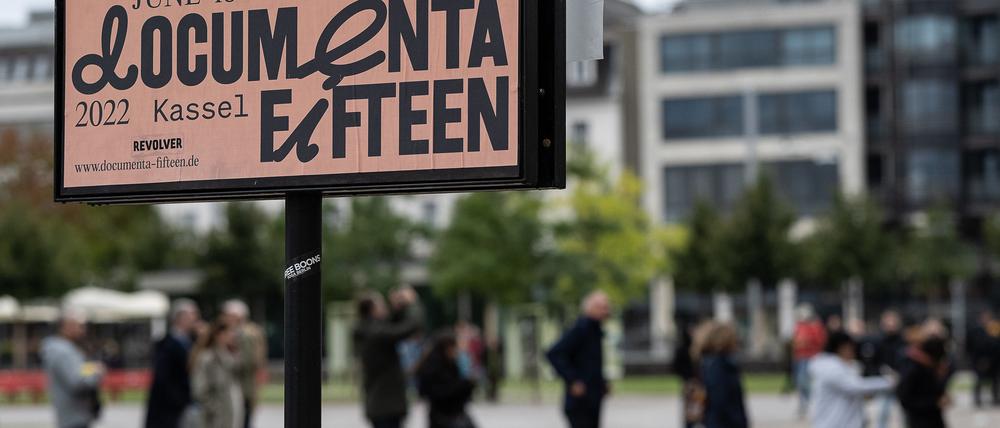 Schlange stehen für die Documenta fifteen: Besucher stehen hinter einem Veranstaltungsplakat am Eingang zum Museum Fridericianum an.