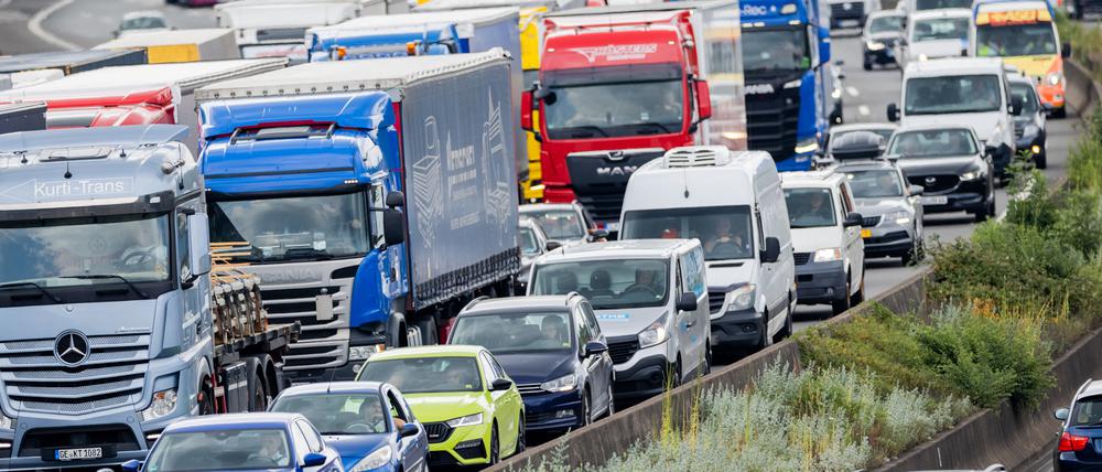 Wer das kommende Wochenende mitsamt Feier- und Brückentag für einen Kurzurlaub nutzen will, muss bei An- und Abreise auf viel Verkehr vorbereitet sein. 