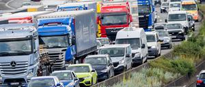 Wer das kommende Wochenende mitsamt Feier- und Brückentag für einen Kurzurlaub nutzen will, muss bei An- und Abreise auf viel Verkehr vorbereitet sein. 