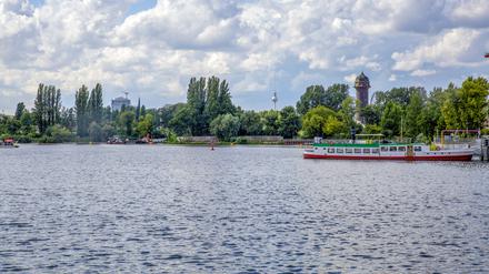 Der Rummelsburger See hat dank der Spree immer genug Wasser, aber Baden ist verboten.