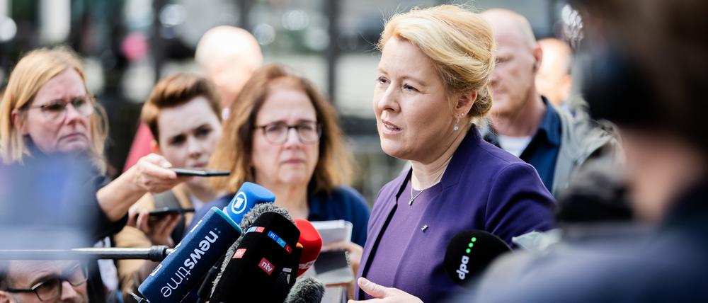 Franziska Giffey erklärt der Presse, wie sie den Angriff erlebt hat.