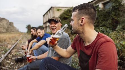 Zusammen Bier trinken. Für manche Männer macht das den Vatertag zu einem guten Tag.  