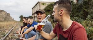 Zusammen Bier trinken. Für manche Männer macht das den Vatertag zu einem guten Tag.  