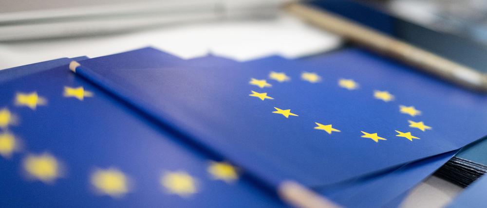 Informationsmaterial zur Europawahl liegt während einer Veranstaltung im Landtag von Baden-Württemberg an einem Stand der Bürgerinitiative Europa-Union Deutschland (EUD). Am 9. Juni 2024 finden Europa- und Kommunalwahlen statt.