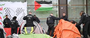 Polizeibeamte bauen nach der Räumung einer pro-palästinensischen Demonstration der Gruppe «Student Coalition Berlin» auf dem Theaterhof der Freien Universität Berlin das Camp ab.